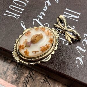 Vintage 1970s Pressed Flower Oval Bow Brooch Gold Tone